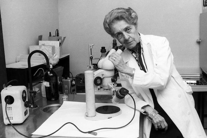 Rita Leve Montalcini in laboratorio insieme ai suoi
