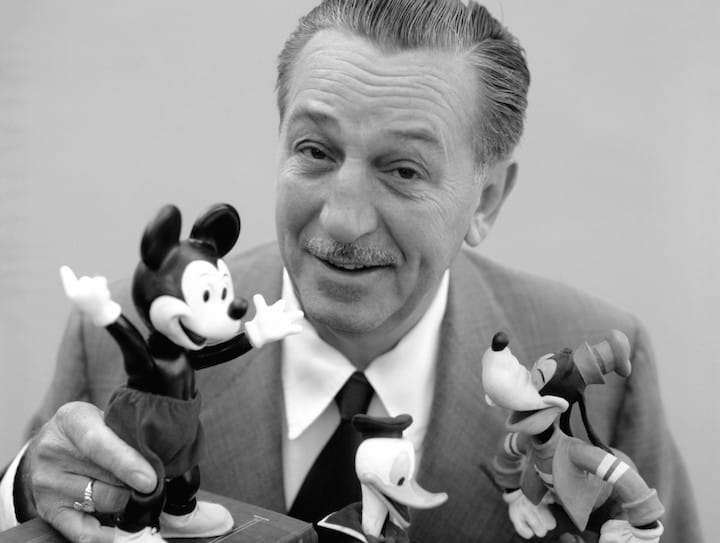 Walt Disney insieme alle sue creature più note: Topolino, Pippo e Paperino, ha innovato in modo straordinario nel campo dell'animazione.